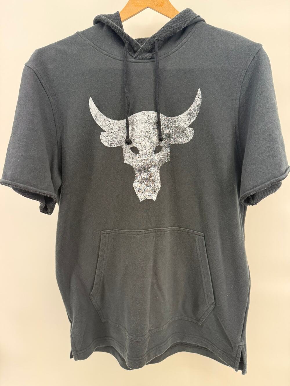 Under Armour Project Rock Dark Gray Short Sleeve Hoodie Brahma Bull Logo M